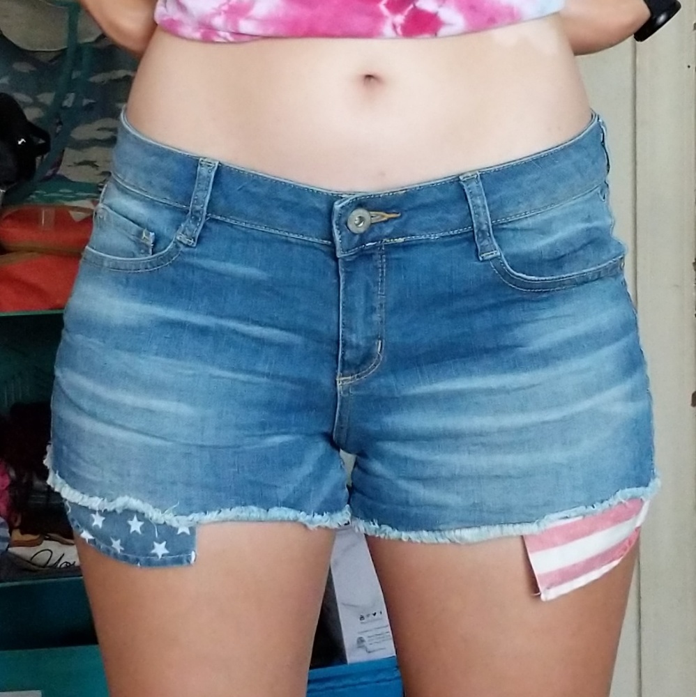 Jean Cutoff Shorts with American Flag Pockets - Picture 2 of 4